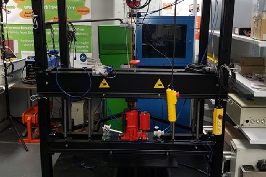 Estación de test para simular impactos sobre baterías de coches eléctricos